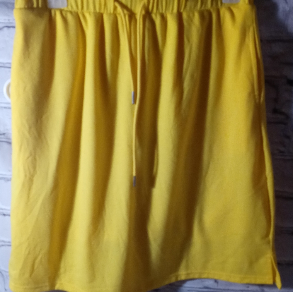 Yellow athletic skort with pockets